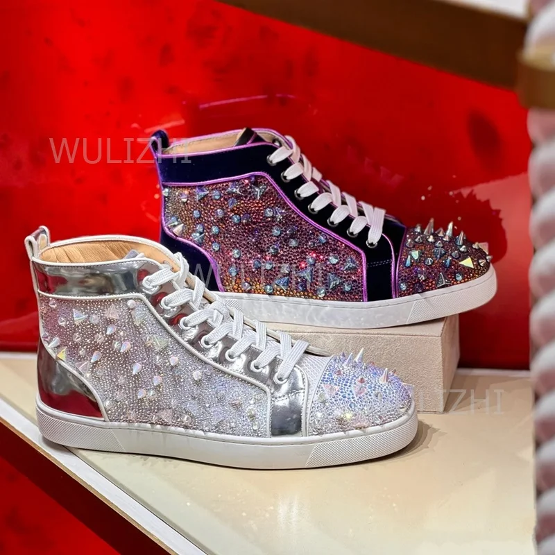 Men Shoes Runners - รองเท้าผ้าใบผู้ชายสีม่วงเข้มประดับคริสตัลแบบร้อยเชือก พื้นสีแดง รองเท้ากีฬาข้อสั้น ประดับเพชร หนังกลับ รองเท้าวิ่งลำลอง